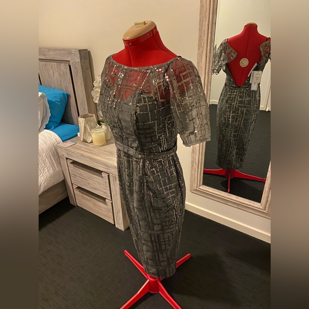 Size 6 Jadore A flattering off-the-shoulder midi dress with metallic detail - Picture 10 of 17
